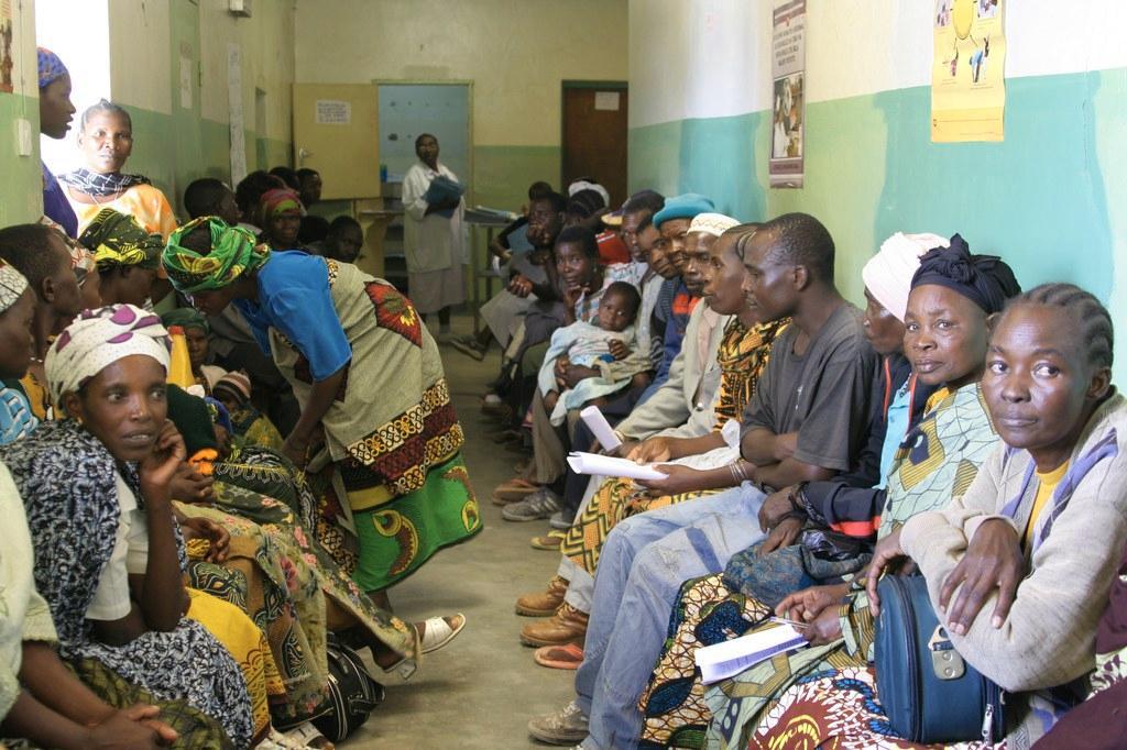 Potilaat odottavat vuoroaan Ilembulan sairaalassa Tansaniassa, jossa Suomen Lähetysseura on tehnyt kehitysyhteistyötä. Kuva: Paula Laajalahti / Suomen Lähetysseura