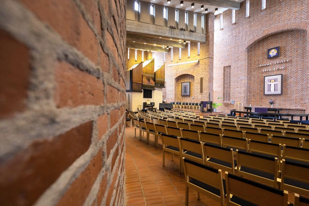 Leppävaaran kirkossa ilmeni ongelmia muun muassa seinä- ja lattiarakenteiden liitoskohdissa, kirkkosalin ilmanvaihtokanavissa ja maanvaraisissa lattioissa.