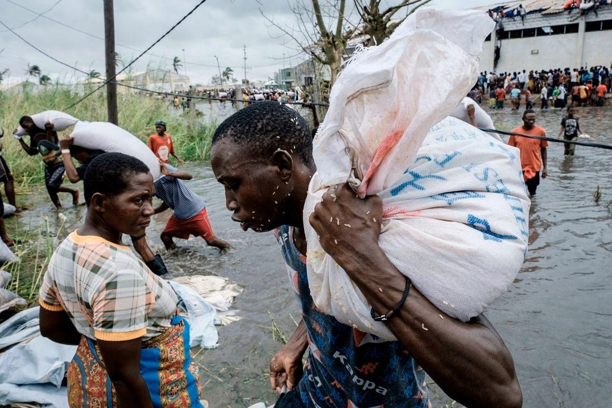 Mosambikin tulva-alueen ihmiset noutavat ruoka-apua.