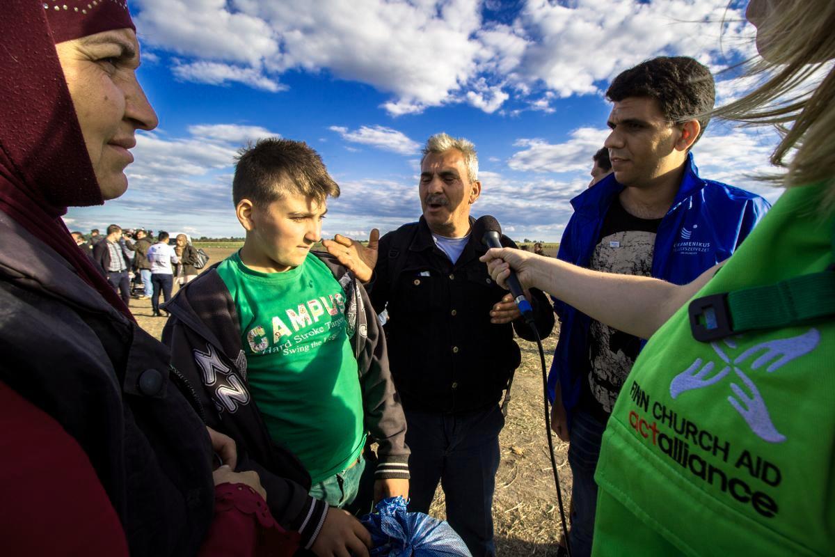 Kirkon Ulkomaanavun työntekijät tapasivat pakolaisia Serbian ja Unkarin rajalla. Kuva: Daniel Fekete/HIA-ACT Alliance