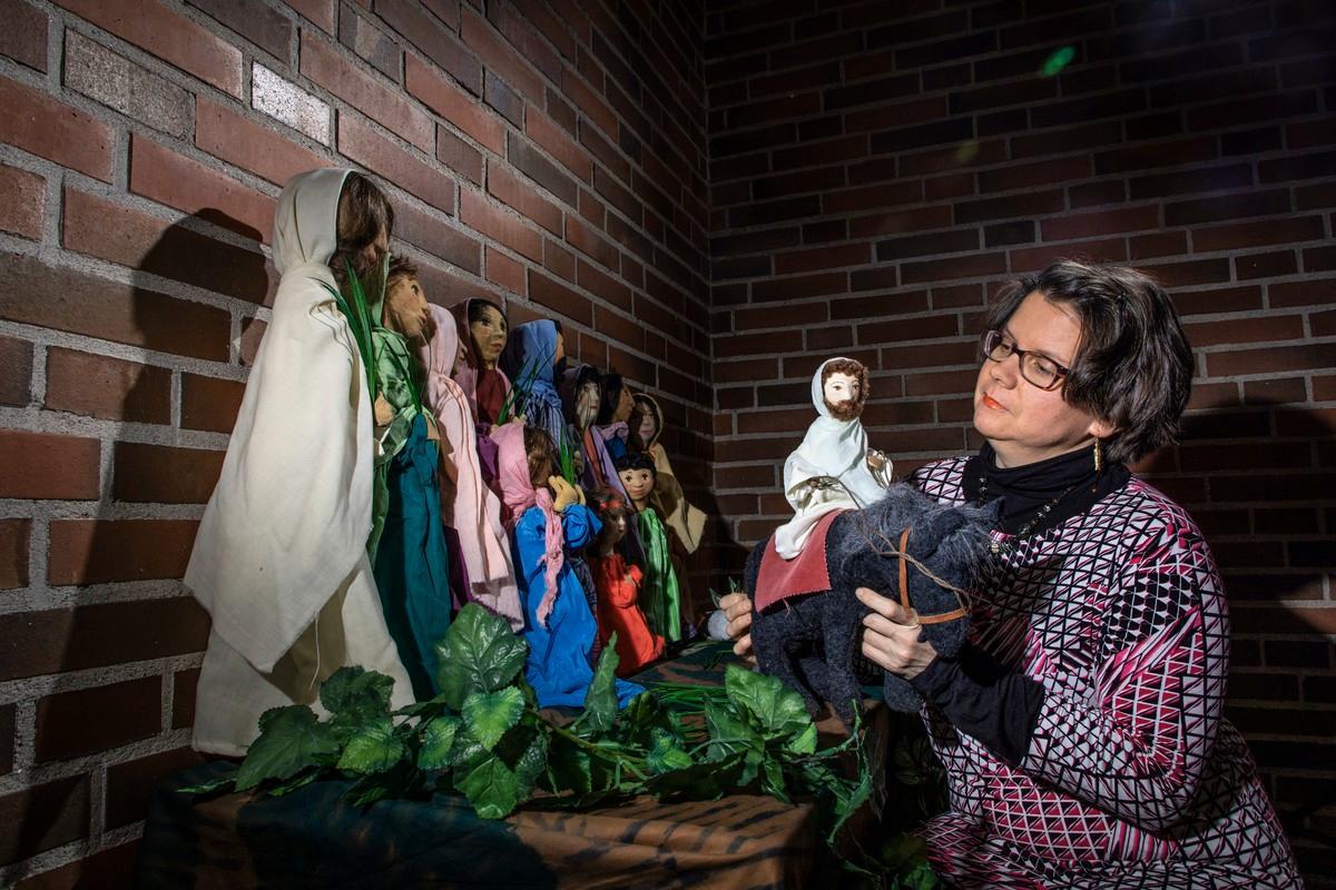 Lastenohjaaja Anne Ridell saa nuket elämään suositulla lasten pääsiäisvaelluksella.