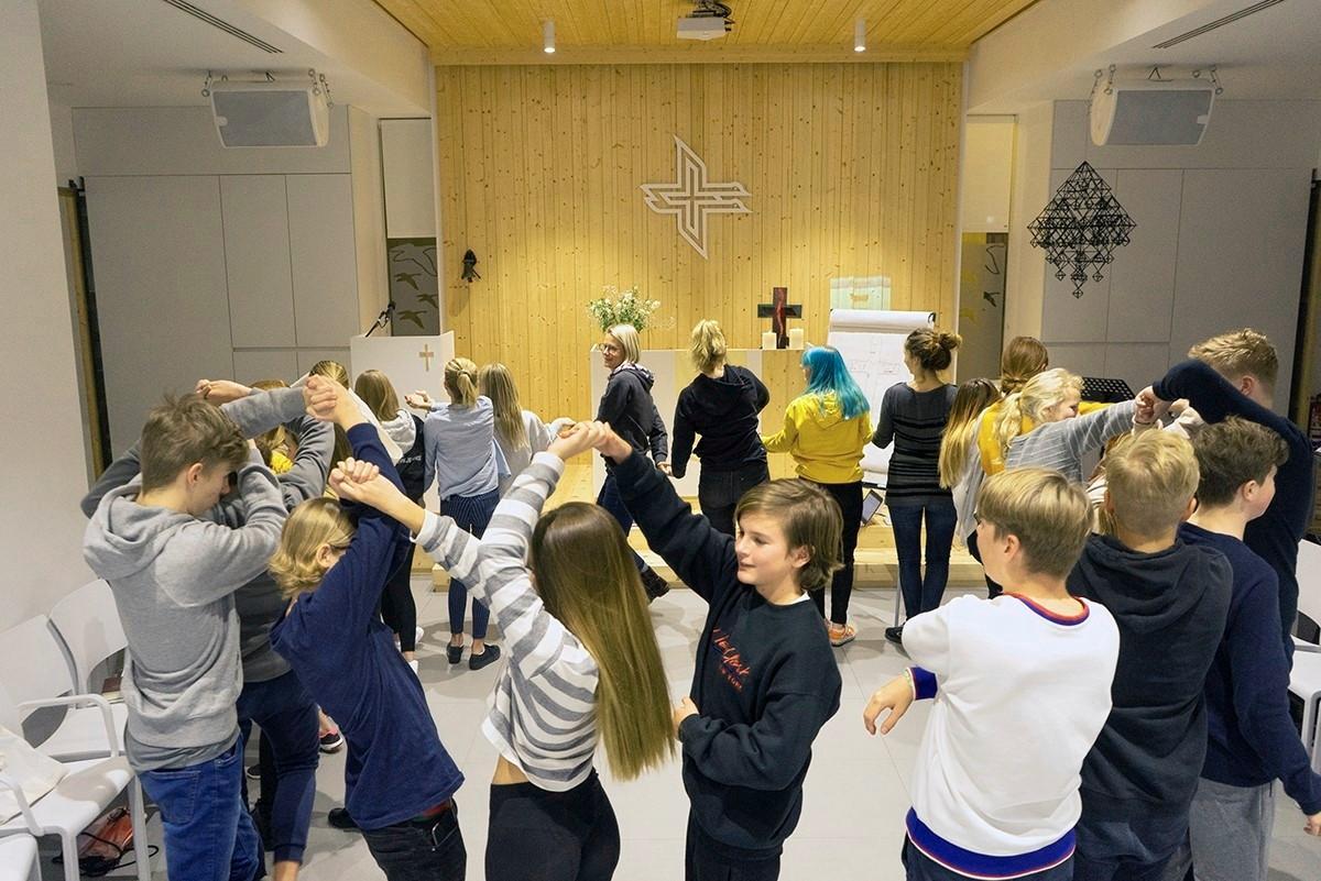 Aurinkorannikon suomalainen seurakunta tavoittaa ripari-ikäluokan suomenkielisen koulun kautta.