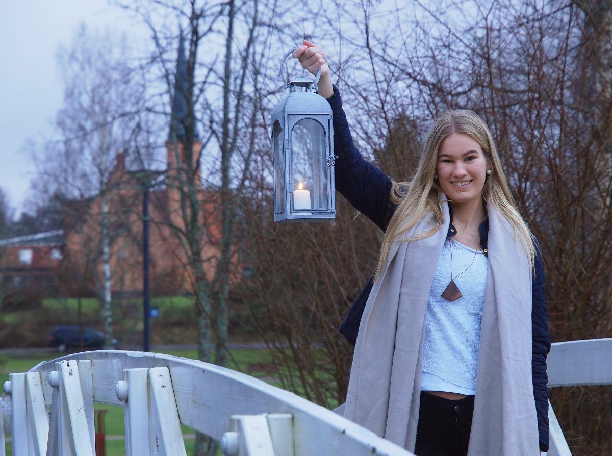 Sonja Lehto valittiin Suomen Lucia-neidoksi 2015. Hänet kruunattiin Helsingin tuomiokirkossa 13. joulukuuta. Kuva: Mauritz Hellström