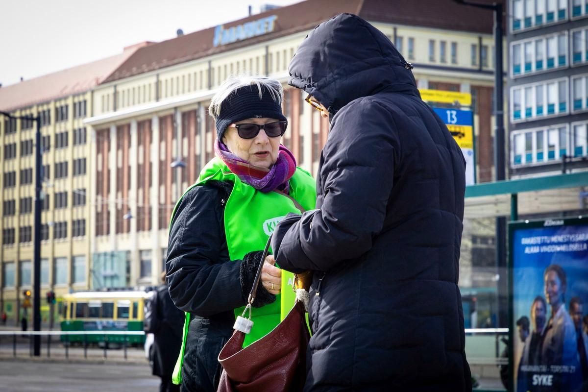 Yhteiskunnallisen työn pappi Airi Heikkinen sai lippaaseensa rahaa lahjoittajalta, joka halusi jäädä tuntemattomaksi.