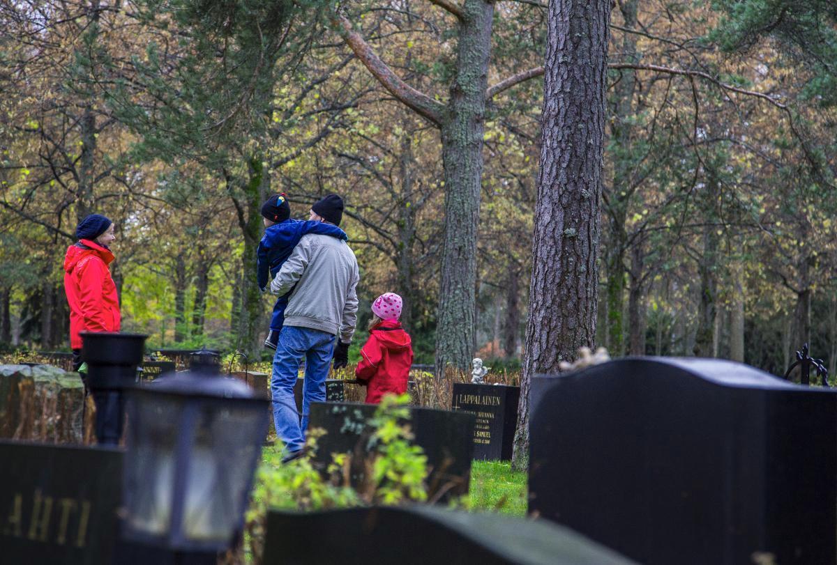 Honkanummi. Kaivannon perhe ei tiennyt, että hautausmaalla on myös lounaskahvila. Lapsenlapsilla ei kuitenkaan vielä ollut lounasaika.