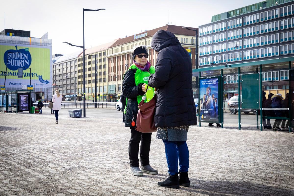 Yhteiskunnallisen työn pappi Airi Heikkinen keräsi 28.3. Hakaniemen torilla rahaa Mosambikin myrskyn uhreille.