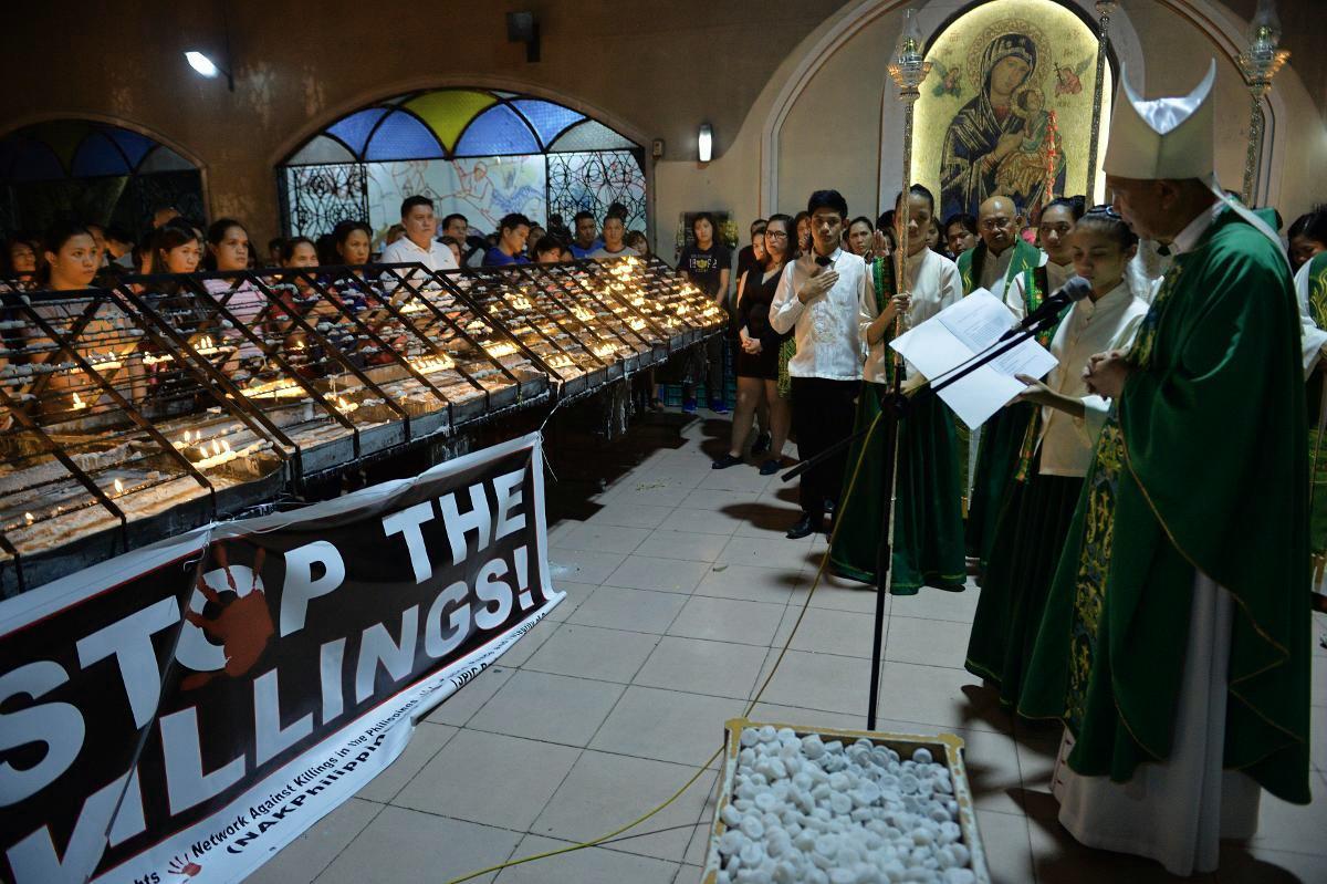 Filippiinien katolisen kirkon piispa Broderick Pabille johtaa rukousta messussa, jossa muistettiin presidentti Duterten huumeiden vastaisen sodan uhreja. Poliisi ja palkkatappajat ovat tappaneet tuhansia ihmisiä.