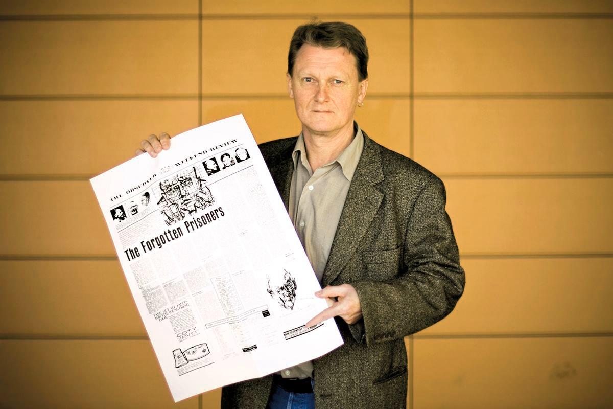 Amnestyn Suomen osaston toiminnanjohtaja Frank Johansson pitää kädessään Peter Benensonin The Observer lehden artikkelia. Järjestön toiminta alkoi kirjoituksesta, jossa vaadittiin vapauttaamaan mielipidevangit.