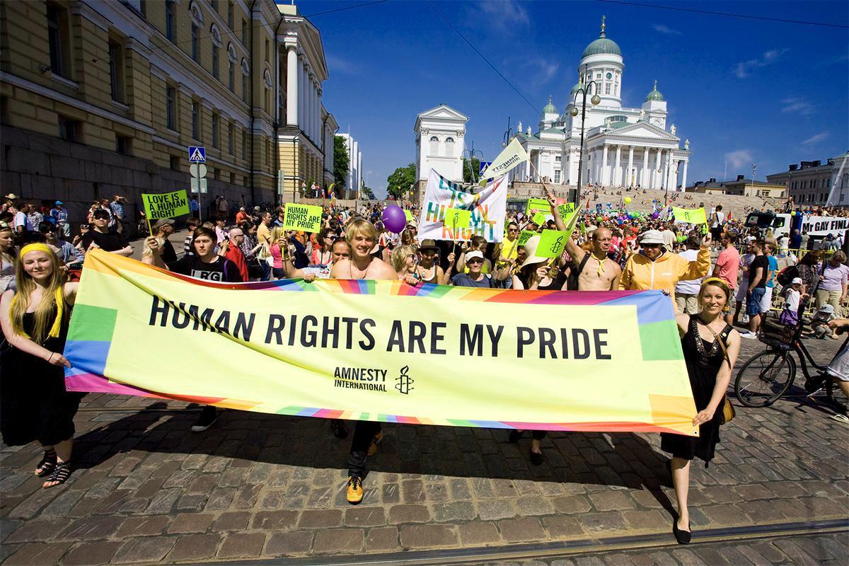 Amnestyn aktiiveja marssimassa Pride-festivaalissa. Ihmisoikeuksien kenttä on laajentunut kattamaan myös muun muassa seksuaalivähemmistöjen oikeudet.