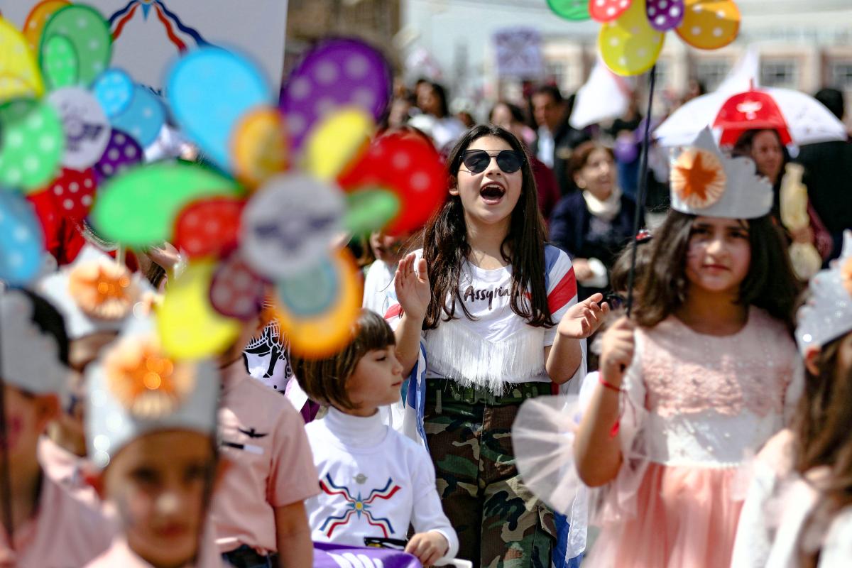 Irakin assyrialaiset kristityt juhlivat akitua eli uutta vuotta aprillipäivänä 1.4. Dohukin kurdikaupungissa noin 250 kilometriä maan pääkaupungista Bagdadista luoteeseen. Akitu-juhlan juuret ovat muinaisen Kaksoisvirranmaan uskonnossa. Nykyään se on paikallisten kristittyjen suuri juhla. Assyrialaisiksi kutsutaan arameaa ja syyrian kieltä puhuvaa kristittyä vähemmistökansaa, jonka kotiseutua on muinainen Assyria. Nykyisin Assyria sijoittuu neljän islaminuskoisen maan eli Iranin, Irakin, Turkin ja Syyrian alueille. Assyrialaisia on noin kolme miljoonaa. Heidän esivanhempansa kuuluivat aivan ensimmäisiin kristityksi kääntyneisiin kansoihin. Myöhempinä aikoina assyrialaiskristittyjä on vainottu ja pakkokäännytetty julmasti. Suomessa asuu parisataa assyrialaista. Suurin osa heistä tuli tänne pakolaisina 1990-luvun alussa.