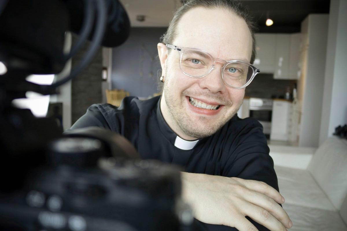 Mediapastori Pastorific alias Jussi Koski esittelee videoissaan myös henkilökohtaista elämäänsä.