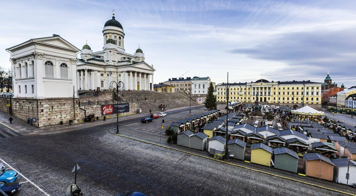 Yliopiston päärakennuksen parvekkeelta aukeaa uusi näköala Senaatintorille ja Tuomaan markkinoille. Kuva: Jukka Granstrom