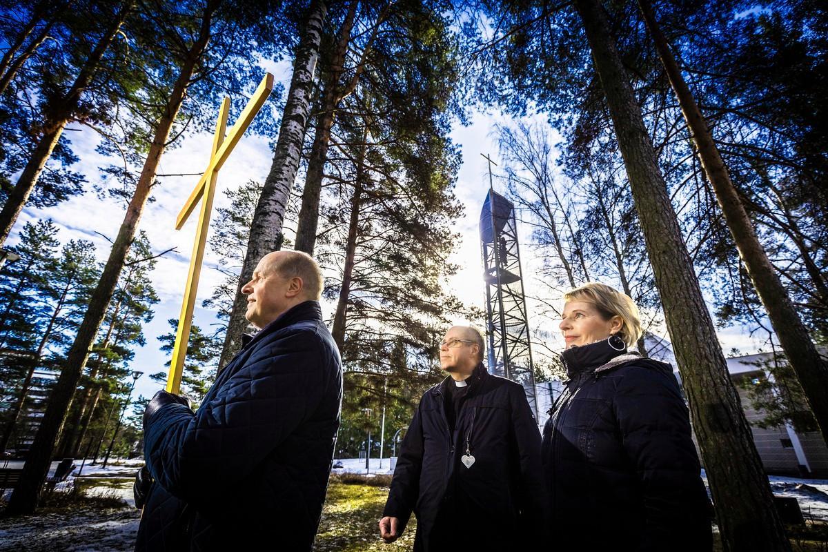 Martti Häkkänen (vas.), Juha-Matti Tikkanen ja Kirsi Lemponen ovat järjestämässä hiljaisen viikon ekumeenista ristisaattoa, johon osallistui viime vuonna yli sata ihmistä. Tapahtumasta aiotaan tehdä perinne.