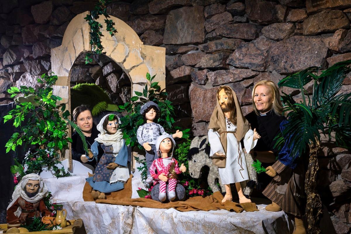 Katriina Vilkman ja Mira Kohijoki Espoonlahden seurakunnasta tutustuttavat lapset Jeesuksen ajan pääsiäiseen nukketeatterin kautta.