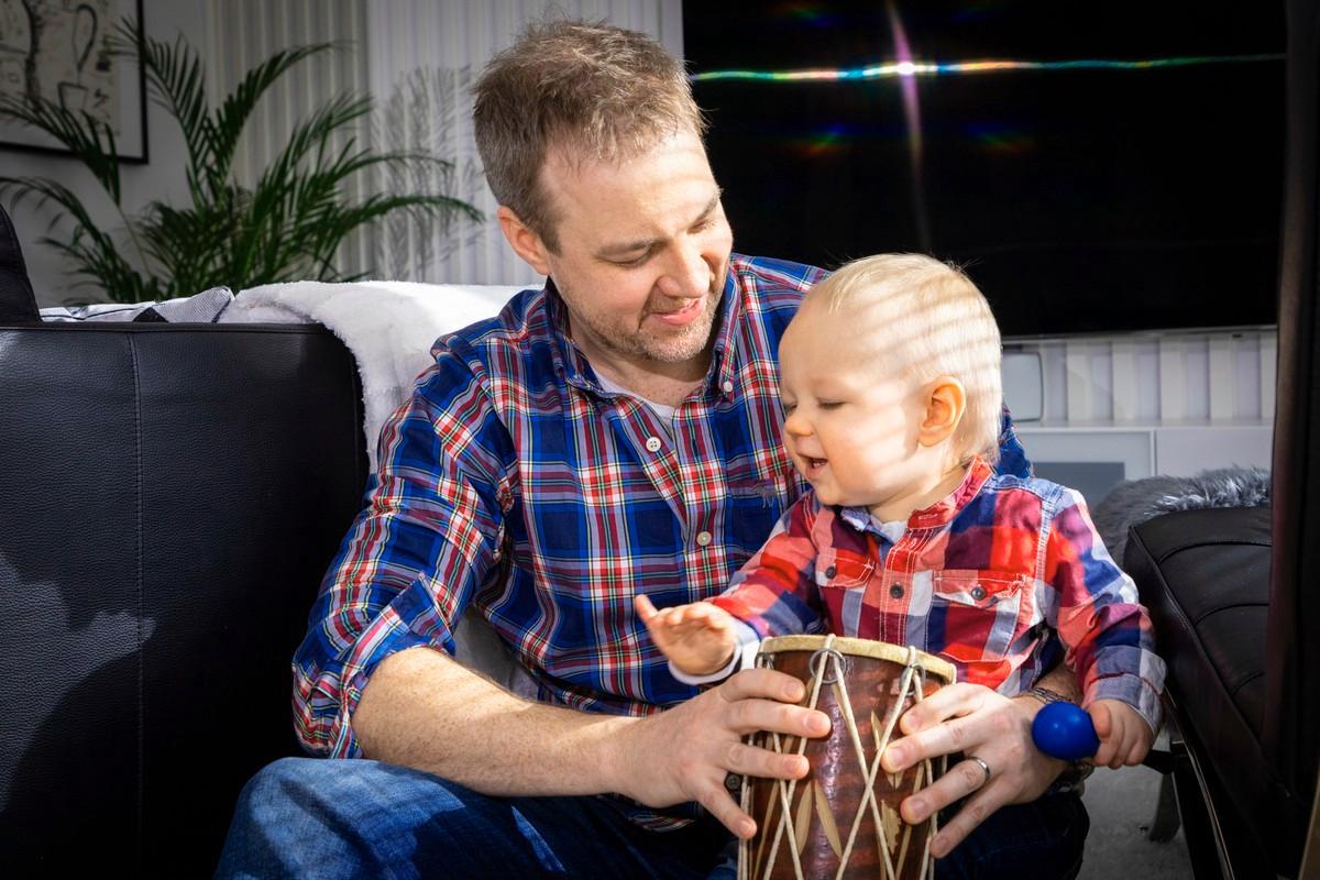 Samu Kyrklund käy Max-poikansa kanssa seurakunnan muskarissa Tapiolassa.