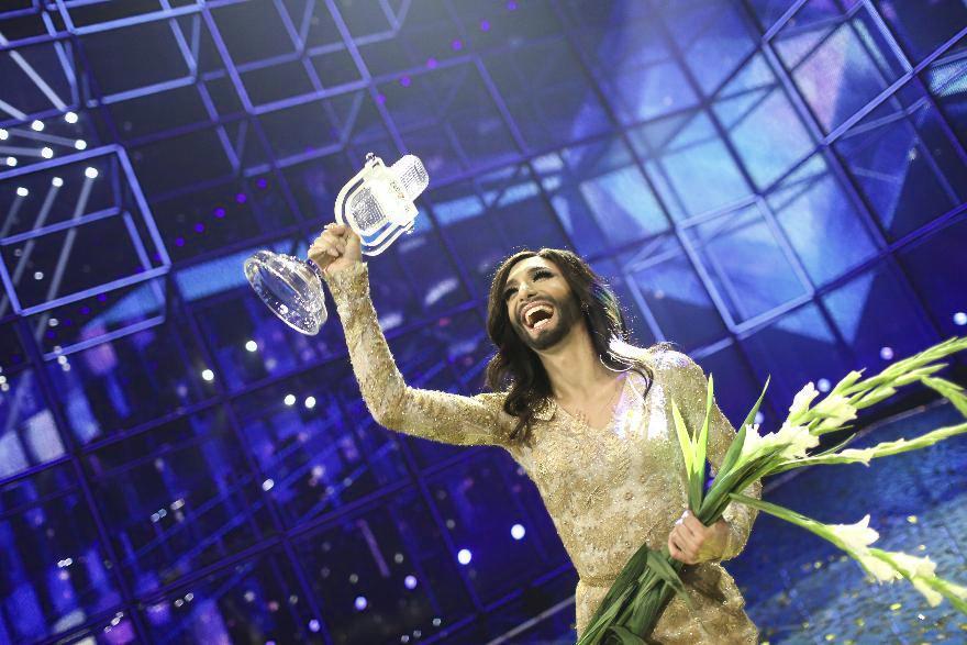 Vuoden 2014 Euroviisu-voittaja Conchita pitää tänä vuonna huolta vuoroaan jännittävistä kilpailijoista Wienissä. Kuva: Thomas Hanses/EBU