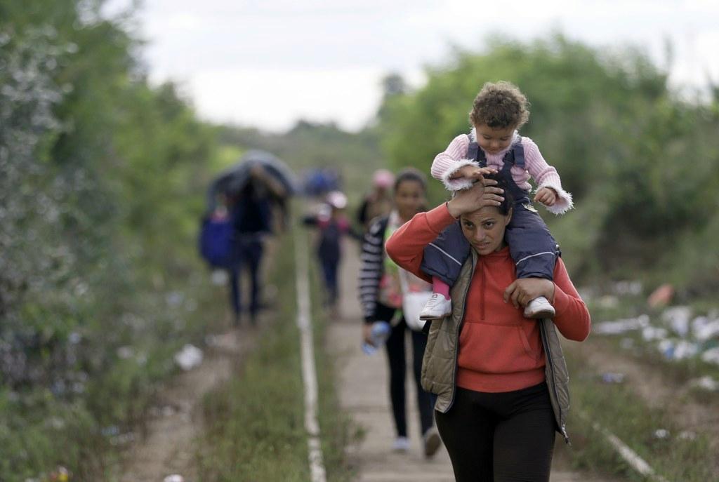 Pitkä tie. Äiti taivaltaa lastensa kanssa kohti Serbian ja Unkarin rajaa. Kuva: AP/Lehtikuva