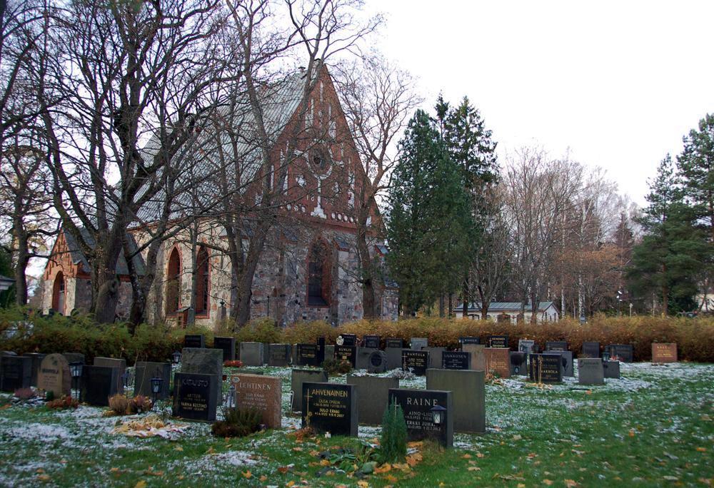 Helsingin Pitäjän kirkon hautausmaa sijaitsee Pyhän Laurin kirkon ympärillä. Kuva: Lotta Numminen