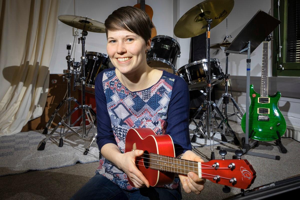 Nuorisotyönohjaaja Ulla Kakon mielestä ukulelen soittotaidosta on iloa ja hyötyä.