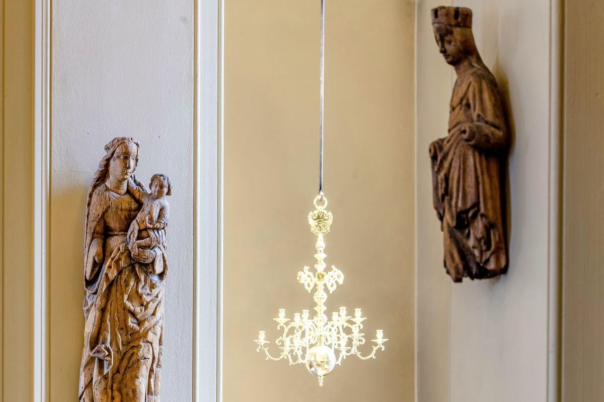 Pyhän Laurin kirkkoa koristavat Neitsyt Mariaa ja lasta sekä tuntematonta naispyhimystä esittävät puuveistokset.