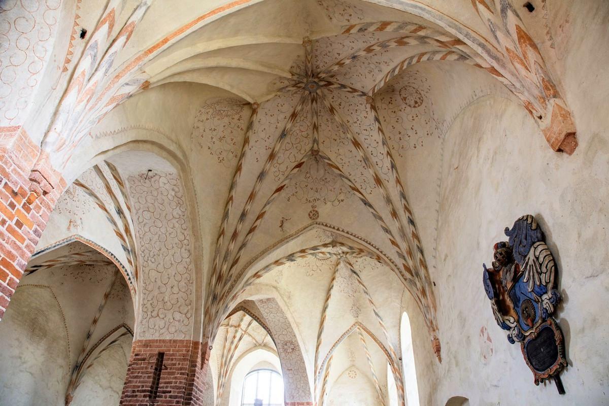 Sipoon vanhan kirkon seinämaalaukset ovat yksinkertaisia symboli- ja ornamenttikuvioita.