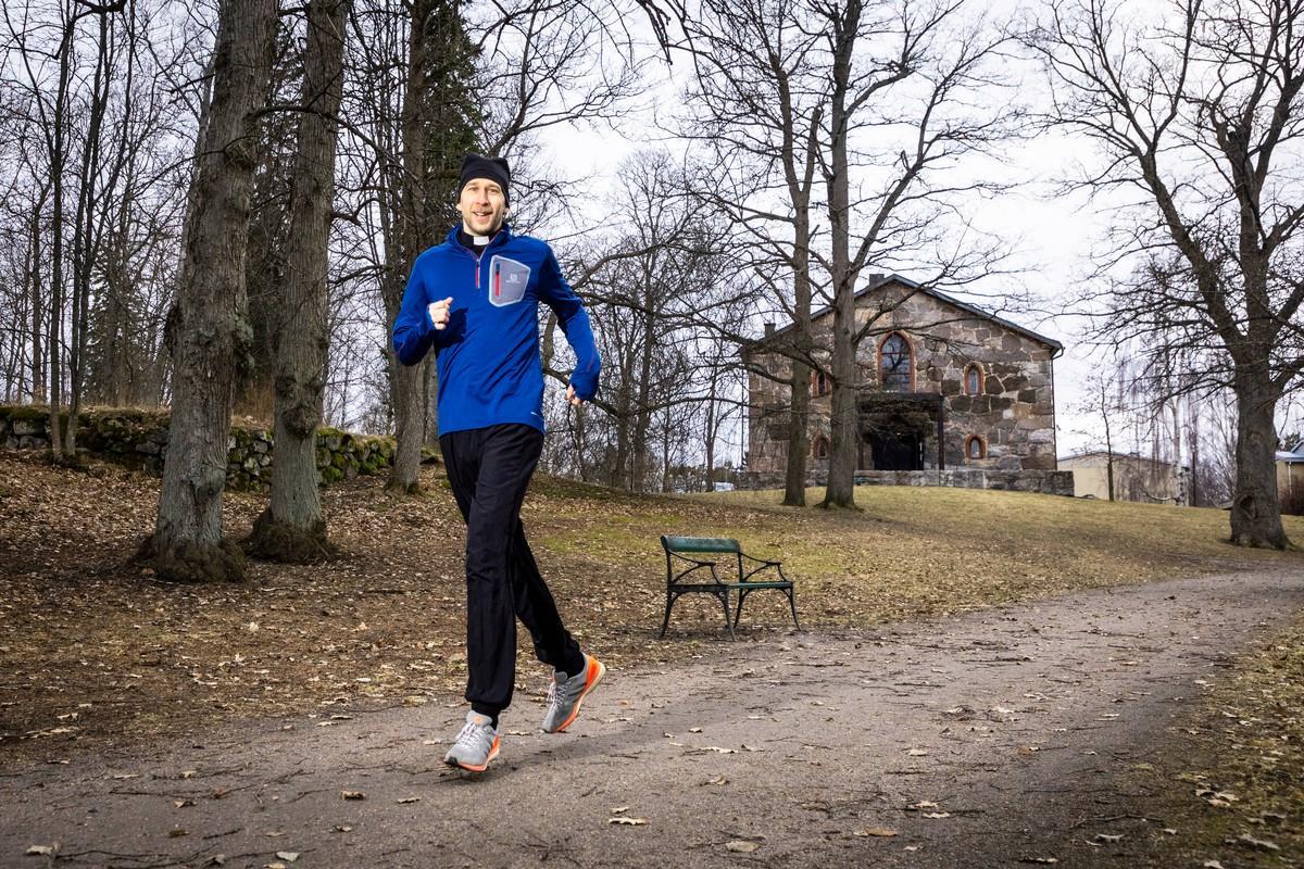 Pastori Mikko Alava harrastaa triathlonia.