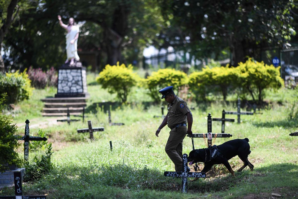Poliisi varmistaa hautausmaan turvallisuuden Sri Lankan suurimman kaupungin Colombon hautausmaalla ennen pommi-iskussa kuolleen kristityn hautajaisia. Yli 300 ihmistä kuoli ja 500 loukkaantui kolmeen kirkkoon ja kolmeen hotelliin kohdistuneissa iskuissa Sri Lankassa pääsiäissunnuntaina. Islamistinen terroristijärjestö Isis on ilmoittanut olevansa tekojen takana. Poliisin mukaan itsemurhapomittajia oli kaikkiaan yhdeksän, heistä kahdeksan on tunnistettu.