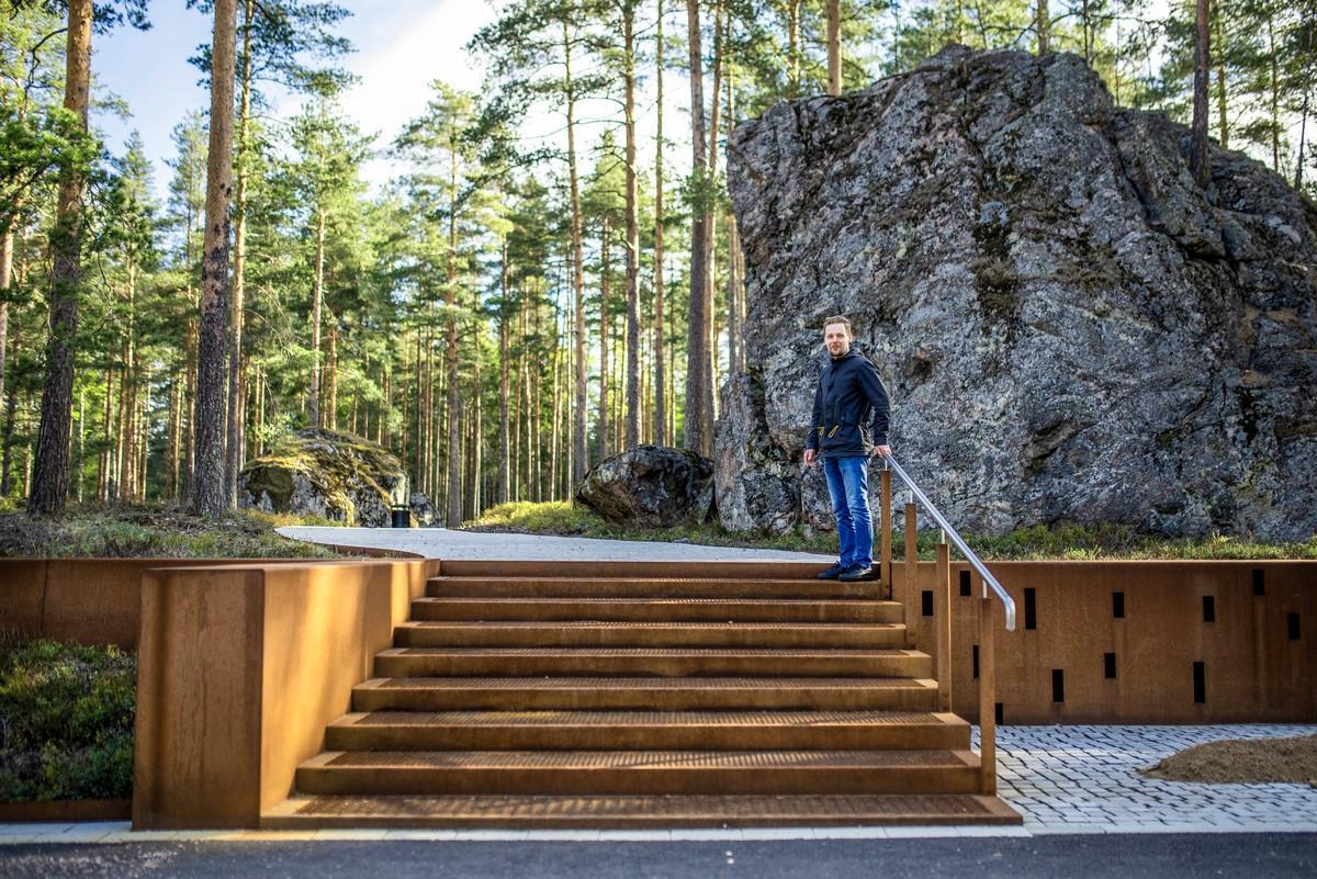 Ylipuutarhuri Marko Laakso metsähauta-alueen pääsisäänkäynnin luona.