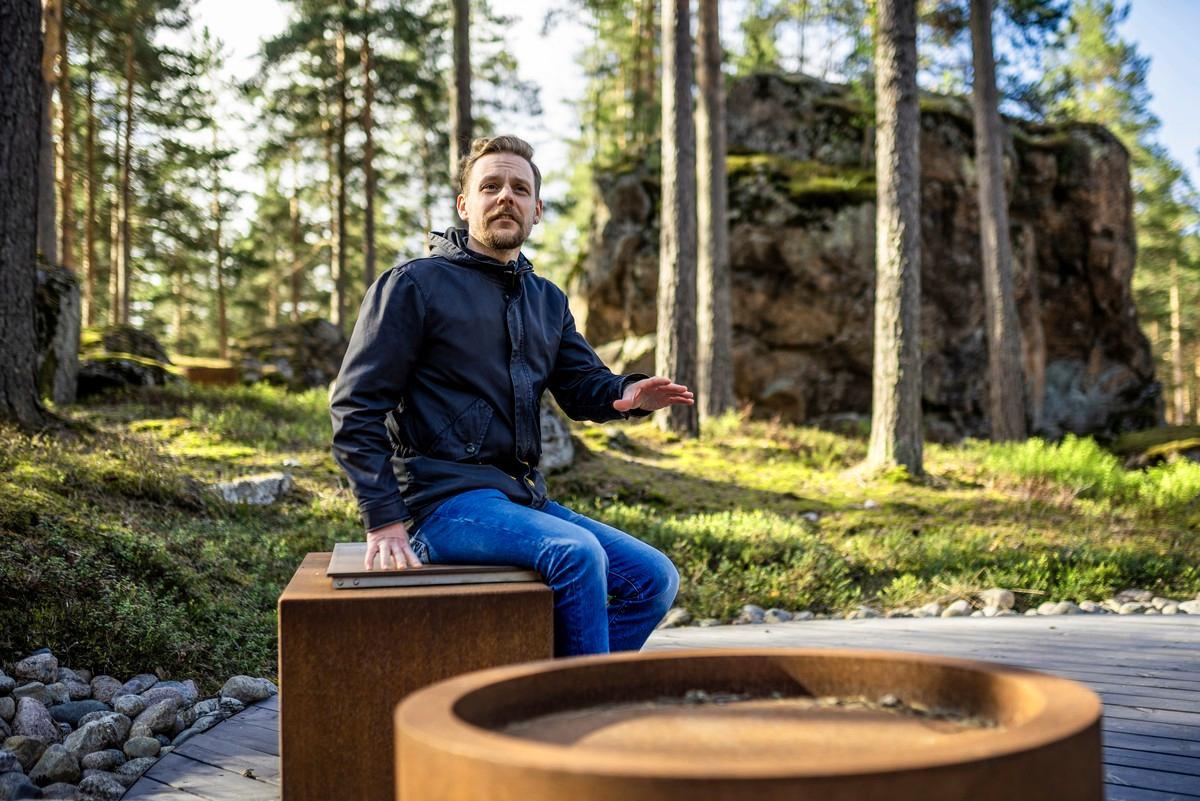 Tällä muistelupaikalla voi sytyttää pöydälle kynttilän läheisensä muistoksi ja hiljentyä hetkeksi, esittelee ylipuutarhuri Marko Laakso.