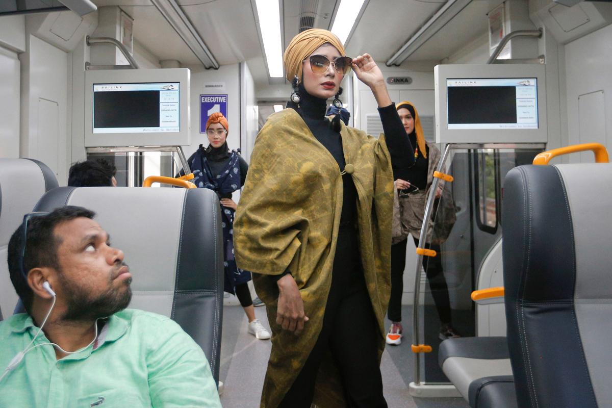 Muslimien pyhää kuukautta, ramadania, kunnioitettiin muodikkaasti Indonesian Jakartassa 2. toukokuuta. Tuolloin mallit valtasivat muun muassa lentoaseman pikajunan käytävän catwalkikseen.  Muotinäytös junassa oli osa Jakartassa pidettyä Muslimien muotiviikkoa. Ramadan alkoi illalla 5. toukokuuta ja päättyy 4. kesäkuuta. Pyhän kuukauden näkyvin tapahtuma on kuukauden kestävä paasto. Tänä aikana muslimit syövät ja juovat vettä vain auringonlaskun ja aamuhämärän välisenä aikana.
