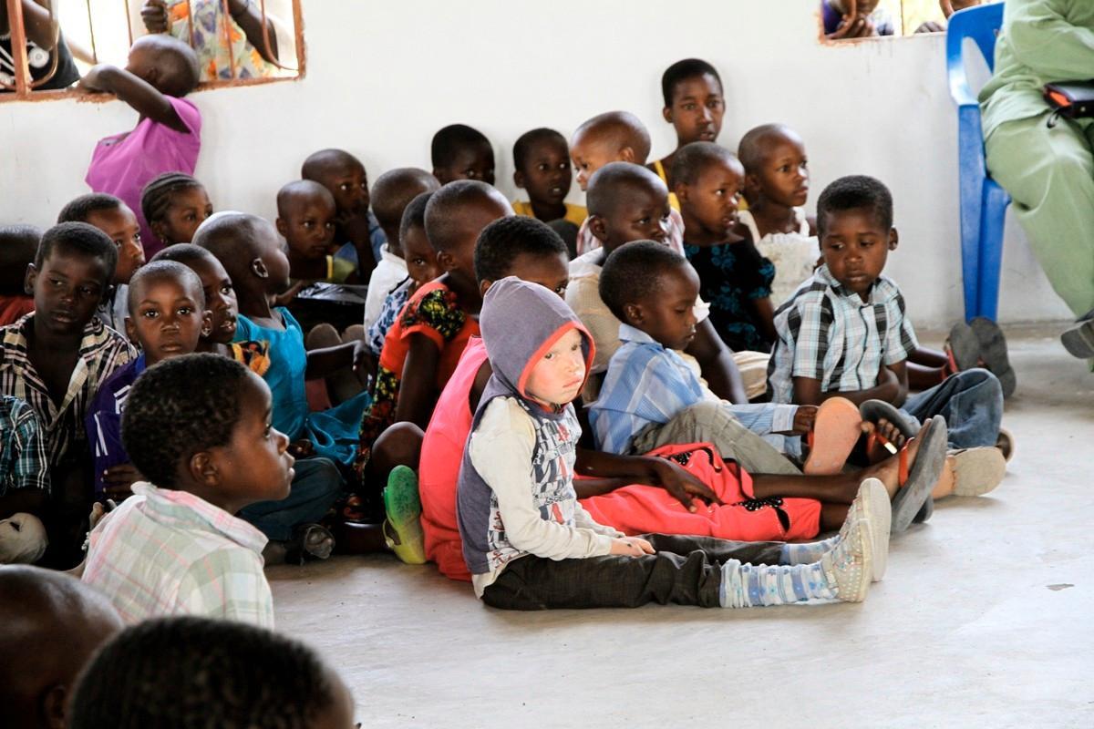 Juliana tykkää käydä isoäitinsä kanssa kirkossa. Suomen Lähetysseura tukee Tansanian luterilaisen kirkon työtä, jotta albinismin omaavat lapset voisivat käydä koulua ja päästä turvallisesti mukaan yhteisöön.