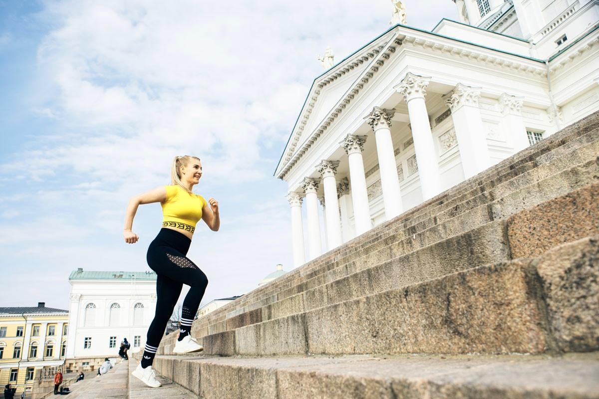 Sanna-Maija Aalto suosittelee porrastreeniä kaikenkuntoisille. Tuomiokirkon portaat ovat tuttu treenipaikka.