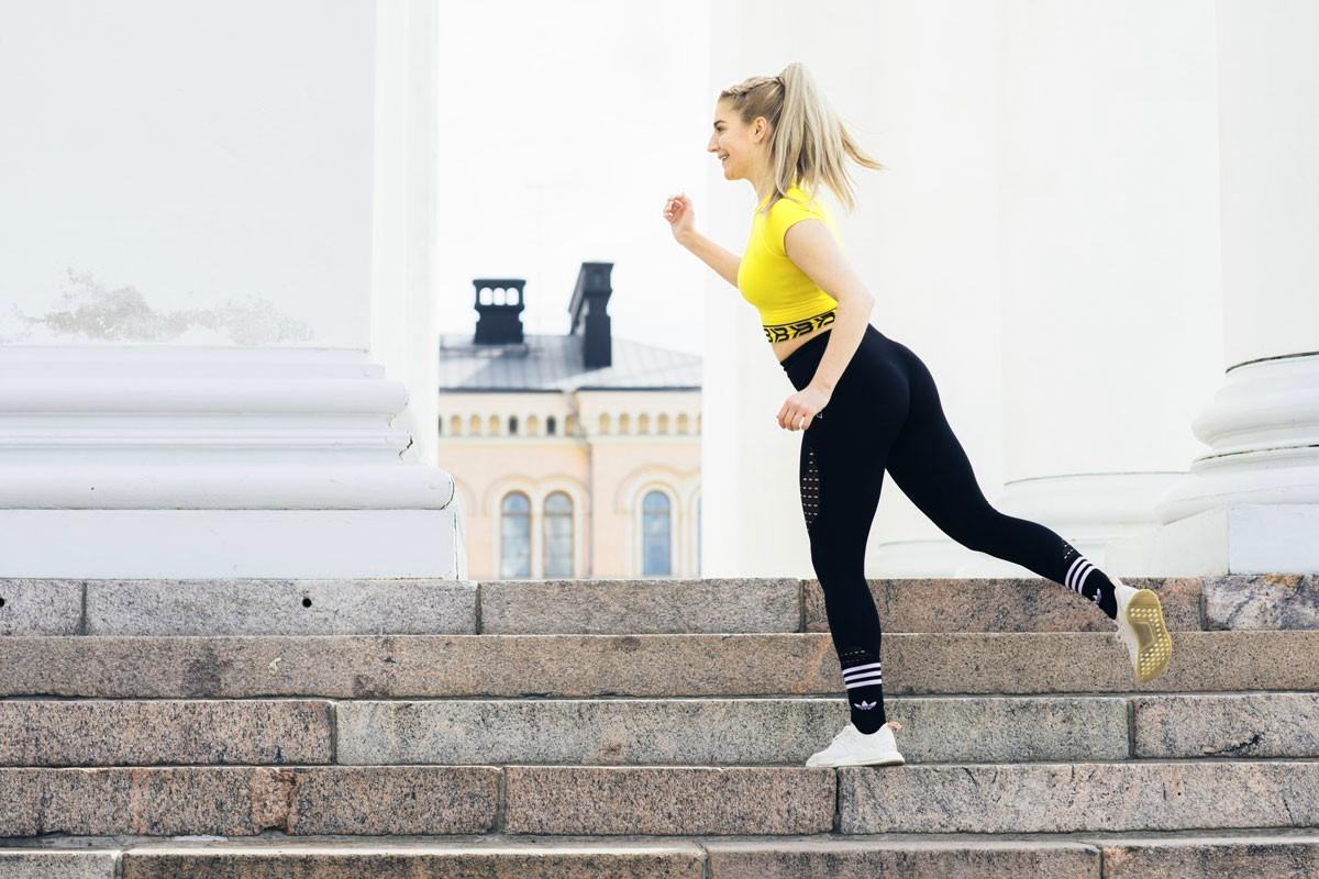 1. Yhden jalan kyykky jalannostolla. Aseta toinen jalka ylemmälle rappuselle ja toinen hieman alemmas. Koukista etummaista jalkaa ja kun nouset, kohota takimmaista jalkaa ja pysäytä se hetkeksi ilmaan. Liike tuntuu takareidessä, pakaroissa, pohkeissa ja etureisissä.