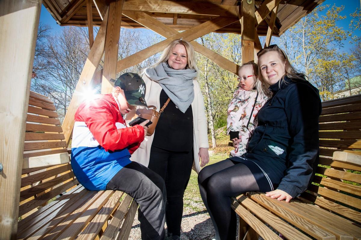 Heidi Koponen (keskellä) ja Tiia Klavert ovat lapsiensa Lennin ja Minean kanssa keinumassa Katrinebergin kartanon pihalla. Kartanossa voi tutustua Kummipäivänä 2.6. muun muassa kotieläimiin ja taidenäyttelyyn.