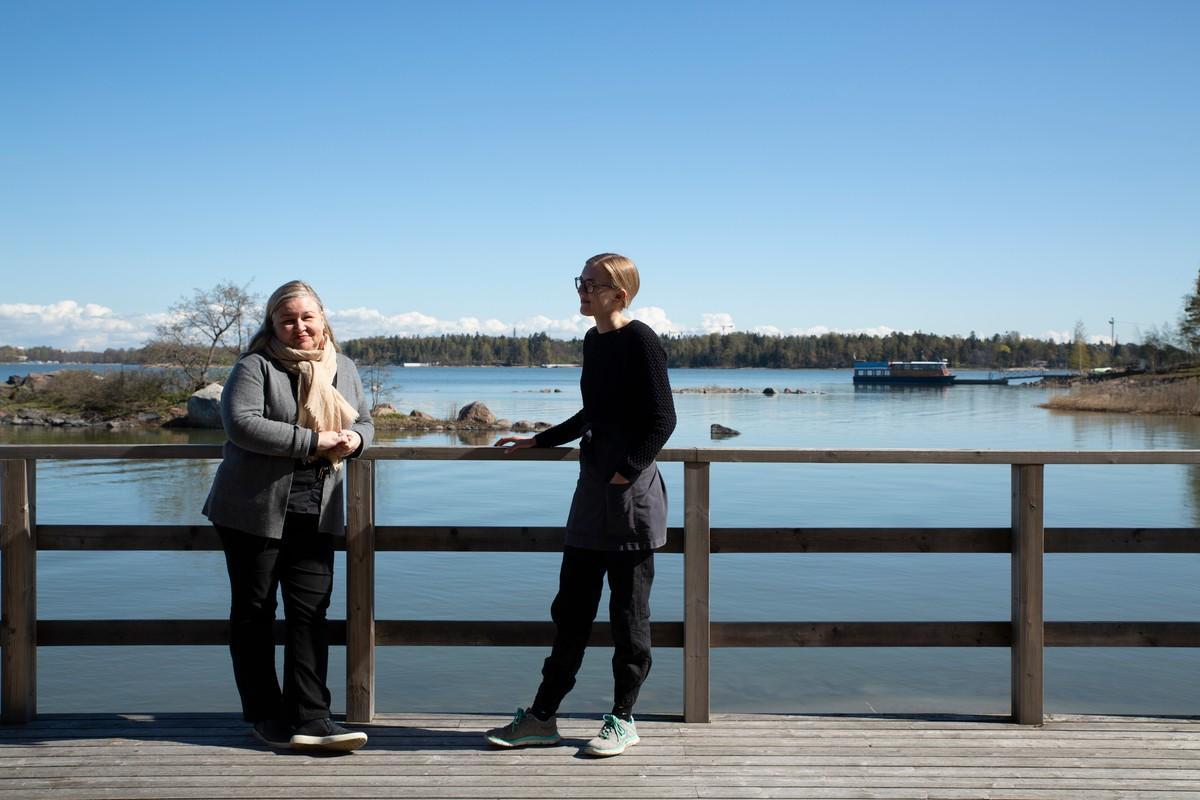 Mervi Rosnell (vas.) ja Elina Hirvola kutsuvat virkistymään työpaikalleen Mustasaareen. – Paikkana Mustasaari on pala paratiisia. Se tarjoaa oivallisen retkipäiväympäristön pienelläkin budjetilla, Rosnell sanoo.