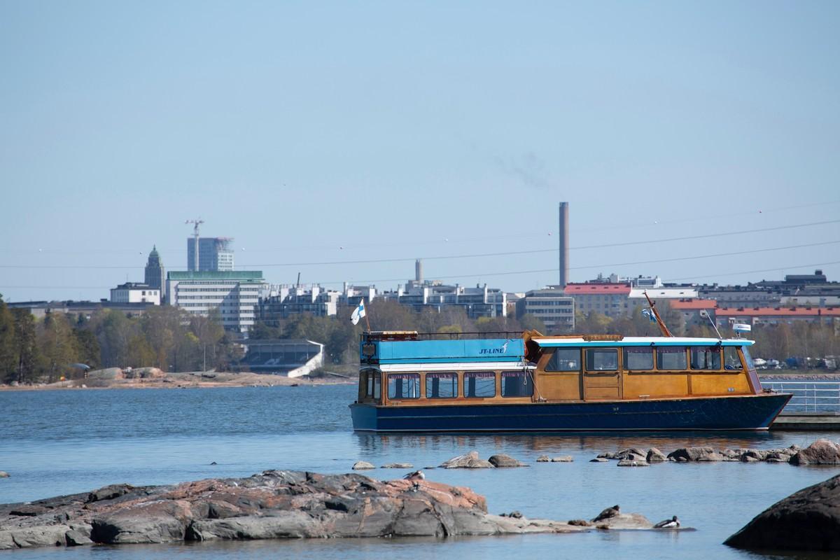 Lautta lähtee Taivallahdesta.