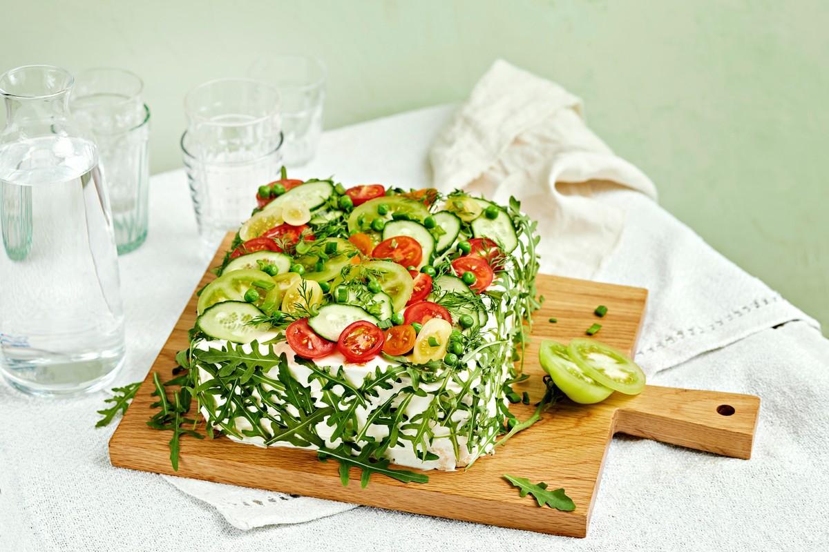 Uuden ajan voileipäkakku on reilusti vege niin sisältä kuin päältäkin ja kätkee sisäänsä välimerellisiä makuja.