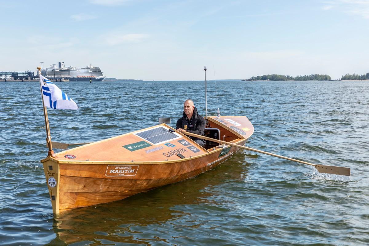 Pimeällä laivat pystyvät havaitsemaan Saarion veneen AIS-järjestelmän avulla. AIS saa virtaa aurinkopaneelista, jonka tuottamalla sähköllä voi ladata myös kännykän.