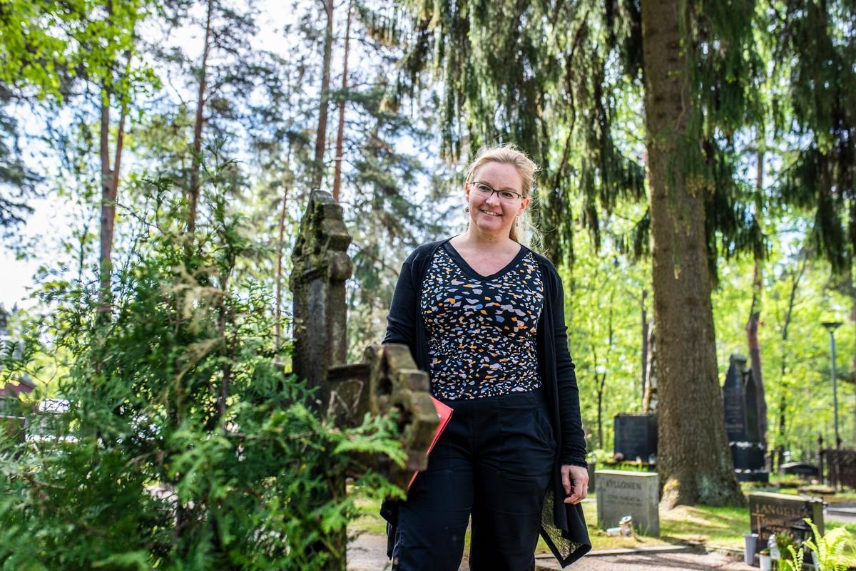 Heli Haavisto arvioi Ruskeasannan hautausmaalla 152 hautaa. Pitäjän kirkon hautausmaalla arvioitavia hautoja on hieman vähemmän.