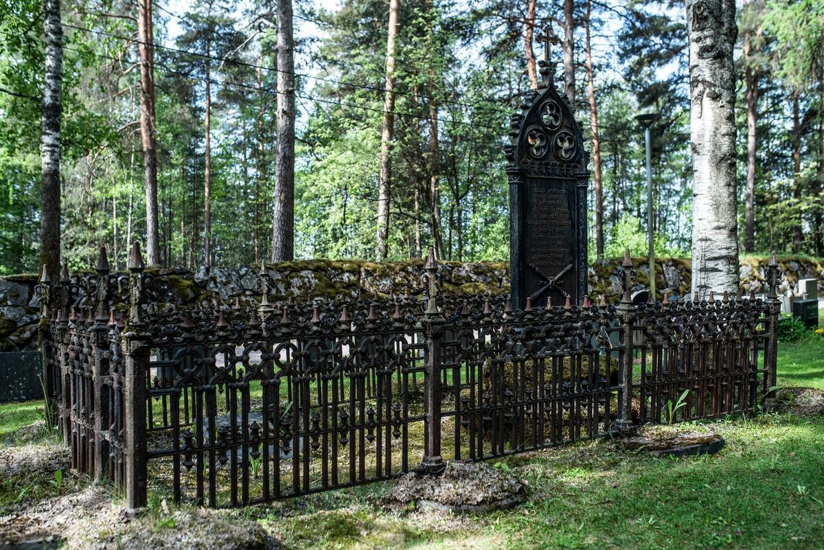 Varakkaat ympäröivät suvun hautapaikat metalliaidoilla tai ketjuilla. Heidänkään elämänsä ei kuitenkaan ollut välttämättä helppoa: tässä haudassa lepää nainen, jonka kolme lasta kuolivat pieninä.