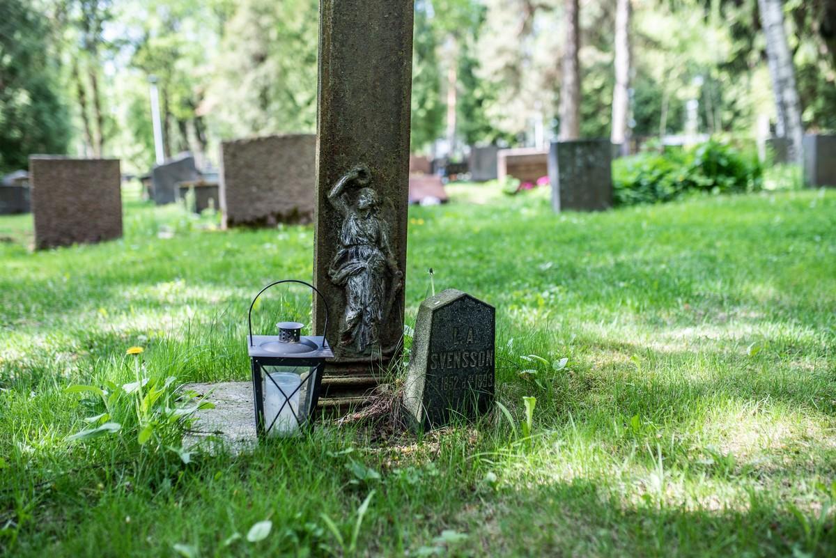 Heli Haavisto kiinnitti huomiota pienenpieneen hautakiveen. Se ei kuitenkaan ole lapsen hauta, vaan aikuisen, josta ei kerrota edes etunimiä.