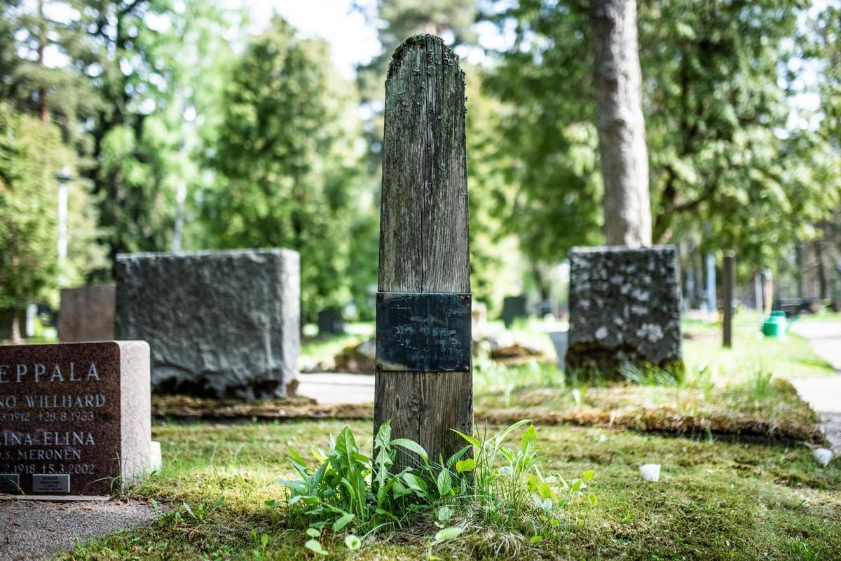 Niin sanottu hautalauta oli aikanaan yleinen hautamuistomerkki. Ruskeasannan hautausmaalla niitä on jäljellä enää yksi.