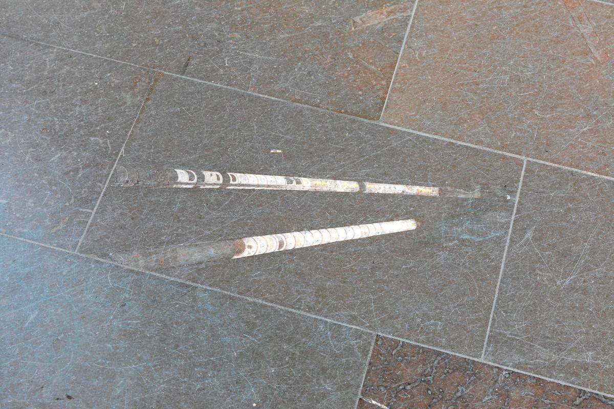 Hämeenkylän kirkon lattiassa näkyy fossiileita.