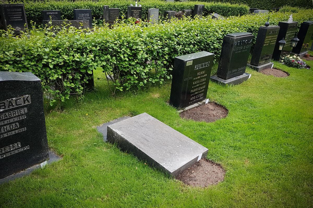 Kirkko ja kaupunki -lehden lukija kohtasi Hietaniemen hautausmaalla oudon näkymän.