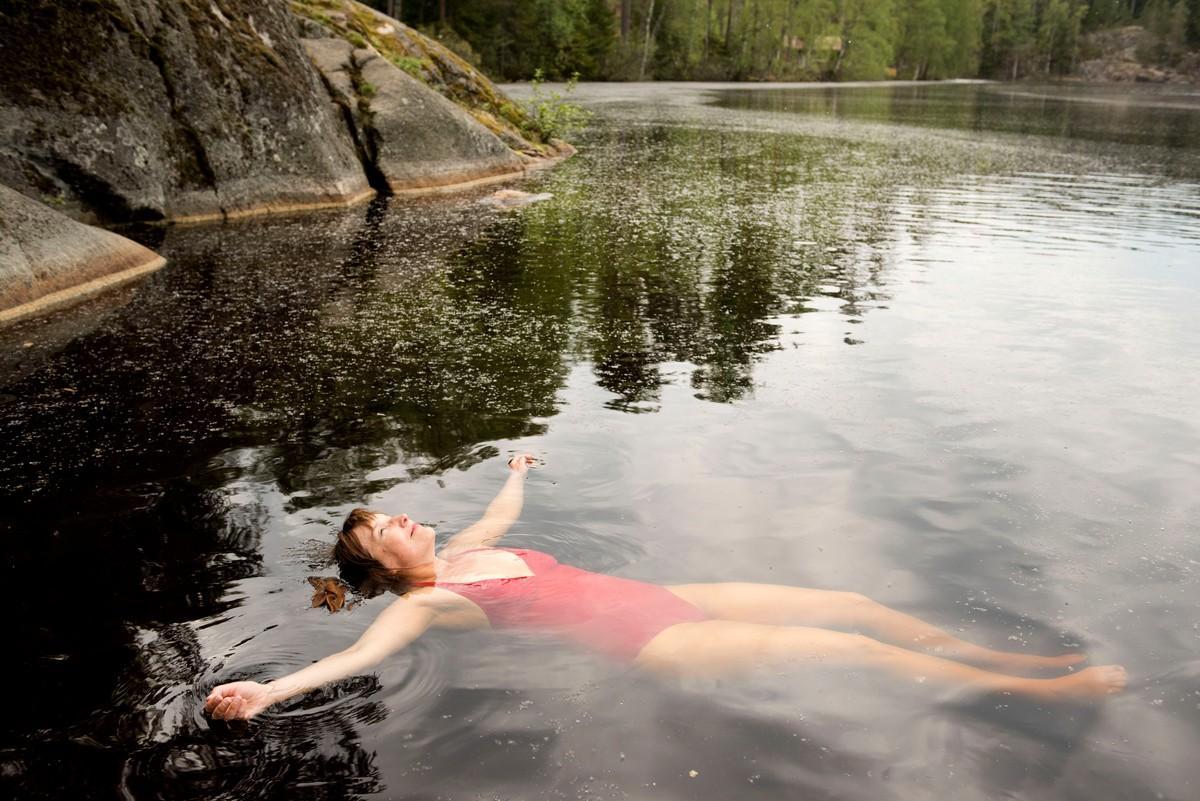 Johanna Vuoksenmaan lempiuintipaikkoihin kuuluu Espoon Myllyjärvi, jota hän kuvailee kauniiksi mutta ristiriitaiseksi naarasjärveksi.