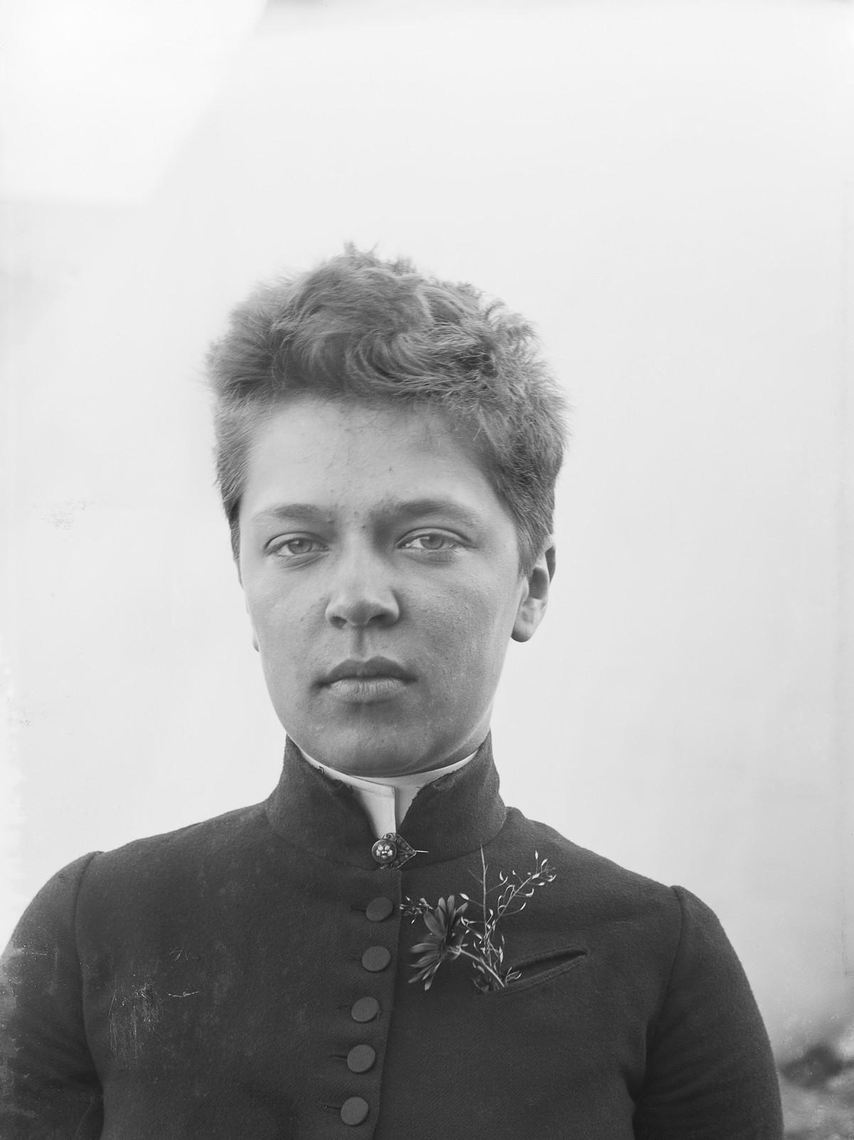 1890-luvun alussa Ellen Thesleffillä oli lyhyet hiukset. Kuva Svenska Litteratursällskapetin arkisto.