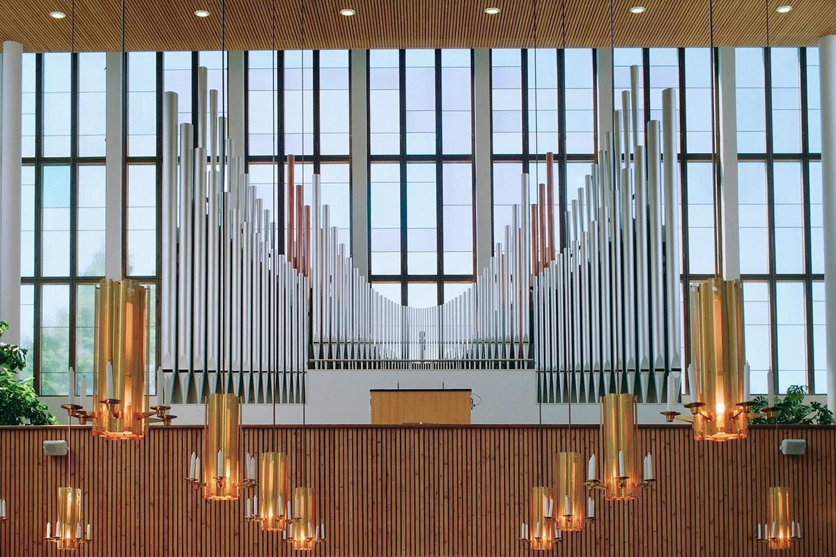 Vuonna 1958 valmistunut Lauttasaaren kirkko kattaa noin 5 800 kerrosneliömetriä.