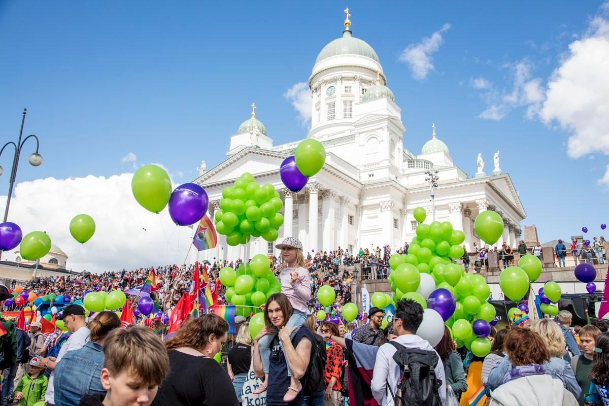 Sateenkaarikansaa viimevuotisella Helsinki Pridella. Poliisin arvion mukaan tapahtuman kulkueeseen osallistui jopa 100 000 ihmistä.