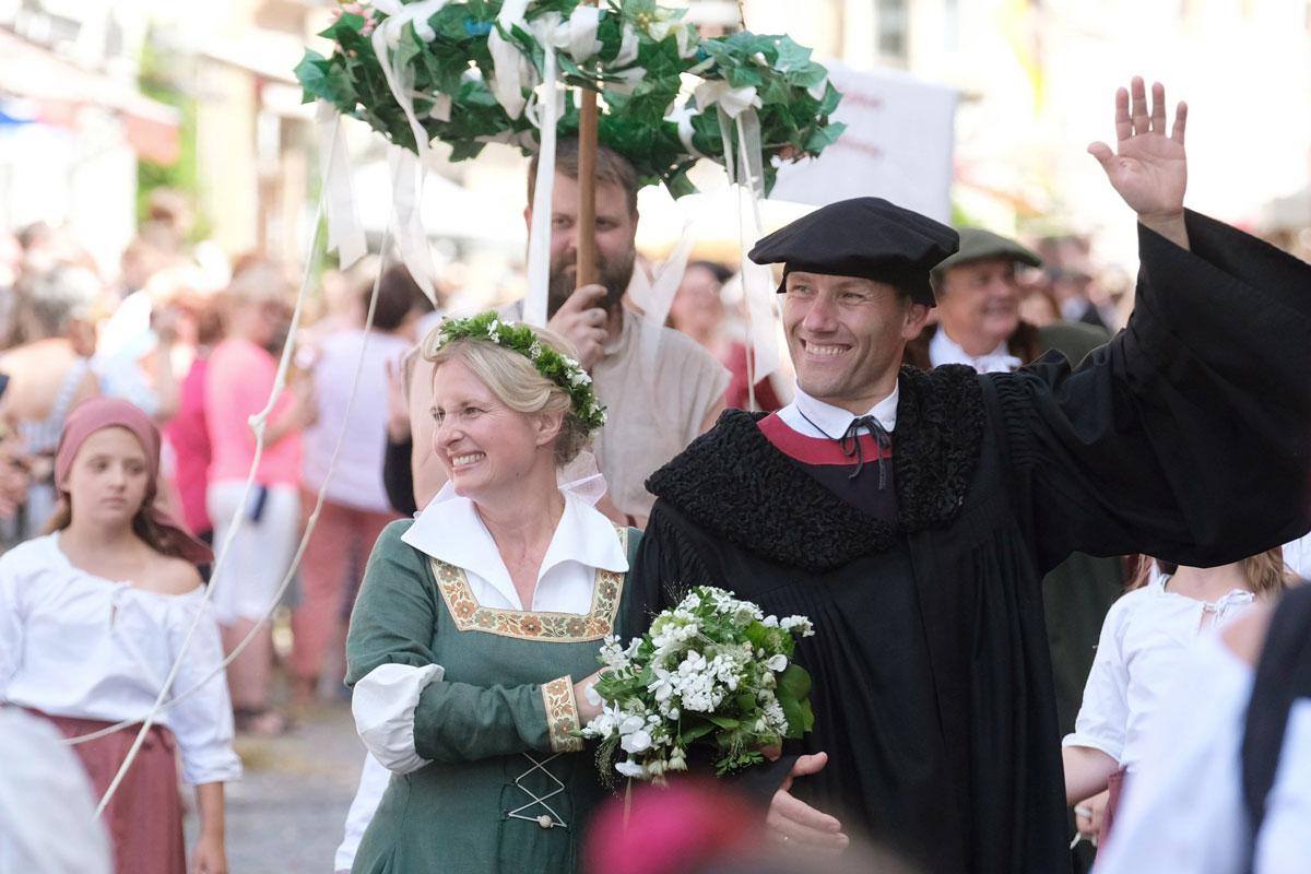 Vuonna 1525 heinäkuun 13. päivänä Martin Luther ja Katharina von Bora vihittiin aviopariksi. Nyt miltei 500 vuotta myöhemmin Wittenbergin kaupungissa juhlittiin jälleen Lutherin häitä. 15. heinäkuuta Lutherin pariskuntaa näytelleet Ramona ja Marco Glas kulkivat läpi kaupungin tervehtien paikalle saapuneita. Lutherin häät ovat osa kolmipäiväisiä Wittenbergiläisiä festivaaleja, jotka järjestettiin nyt 25. kertaa. Festivaaleilla vieraili arviolta 80 000 kävijää ympäri maailmaa.