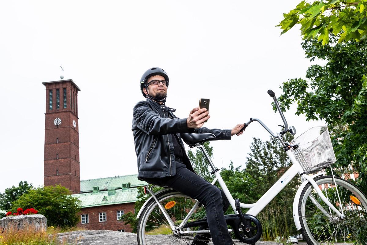 Kirkkopyöräilyreitit löytää omaan puhelimeen ladattavan sovelluksen kautta. Markus Kartano käyttää sovellusta ahkerasti.